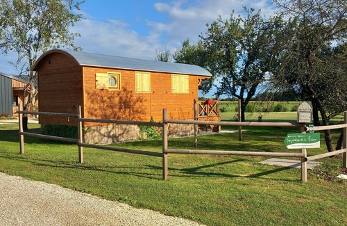 Faverolles Cottage | Authentic caravan with heated pool and breakfast included
