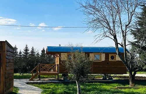 Faverolles Cottage | Authentic caravan with heated pool and breakfast included