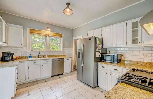 Sheridan House | Frackelton Getaway | Fire Pit, Charming & Cozy Retreat