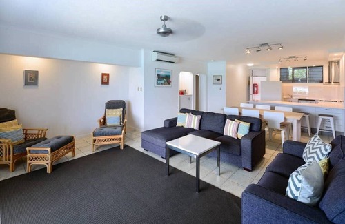 Hamilton Island Apartment | Frangipani Lodge 008, Beachfront Apartment on Hamilton Island