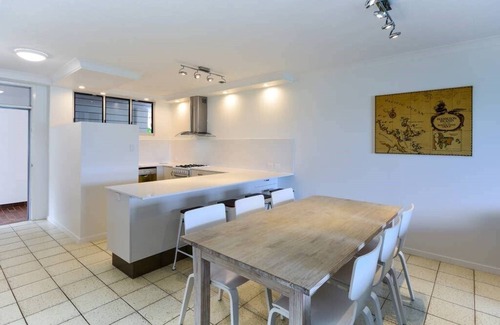 Hamilton Island Apartment | Frangipani Lodge 008, Beachfront Apartment on Hamilton Island