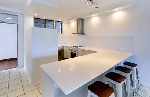 Hamilton Island Apartment | Frangipani Lodge 008, Beachfront Apartment on Hamilton Island