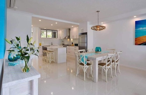 Hamilton Island Apartment | Frangipani Lodge 106, Beachfront Apartment on Hamilton Island
