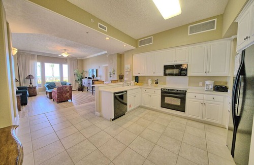 Thomas Drive Condo | FREE 1G wifi, and premium movie channels.