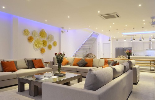 Wichit Villa | FREE $900 Daily Luxury Pack, 6-Bed Beachfront Villa, Private Pool, Bar, BBQ, Gym