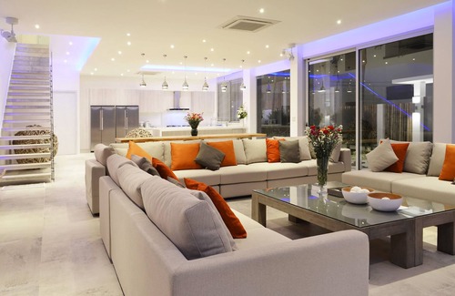 Wichit Villa | FREE $900 Daily Luxury Pack, 6-Bed Beachfront Villa, Private Pool, Bar, BBQ, Gym