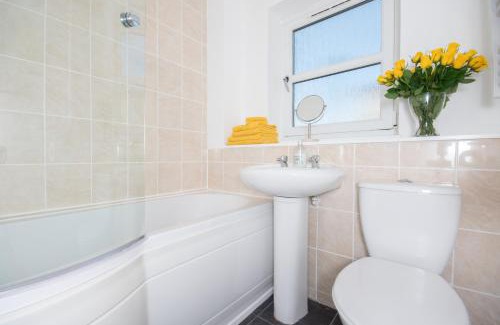 Central Aberdeen Apartment | Free Allocated Barrier Secured Parking Space at rear entrance & Fast WIFI, Ideal for long term contractor, corporate, etc stays, Regular housekeeping option - Dwellcome Home Ltd 2 Bedroom King & Double Central Apartment - see our site for assurance