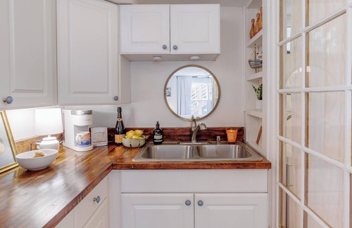 Thunderbolt Cottage | FREE Bikes & Stroll to Marina: Captain's Quarters Couples Retreat, 5 Min to Savn