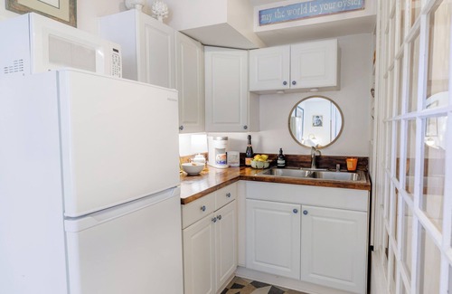 Thunderbolt Cottage | FREE Bikes & Stroll to Marina: Captain's Quarters Couples Retreat, 5 Min to Savn