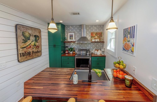 Thunderbolt Cottage | FREE Bikes & Stroll to Marina: The Shrimp Boat Couples Retreat, 5 Min to Sav