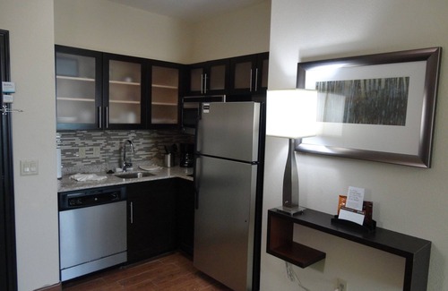 Northfield Apartment | Free Breakfast Buffet Every Morning. Pool & Gym Access.