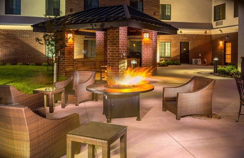 Northfield Apartment | Free Breakfast Buffet Every Morning. Pool & Gym Access.
