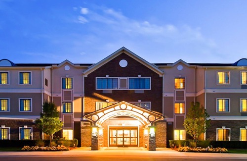 Novi Apartment | Free Breakfast Buffet. Pool, Hot Tub & Gym Access!