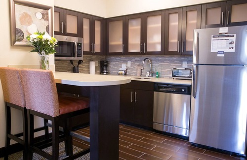 McNeil Condo | Free Breakfast + Heated Pool | Close to U of T