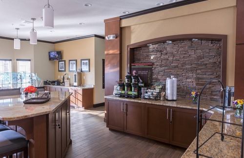 McNeil Condo | Free Breakfast + Heated Pool | Close to U of T