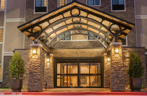 McNeil Condo | Free Breakfast + Heated Pool | Close to U of T