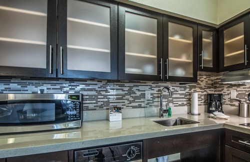Longview Apartment | Free Breakfast. Indoor Pool & Hot Tub. Short Drive to Maude Cobb Convention Center.