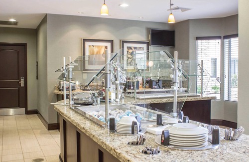 Jacksonville Condo | Free Breakfast. Outdoor Pool. Shared BBQ. Close to Camp Johnson & Camp Gelger.