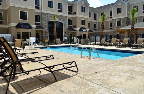Jacksonville Condo | Free Breakfast. Outdoor Pool. Shared BBQ. Close to Camp Johnson & Camp Gelger.