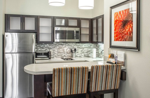 Jacksonville Condo | Free Breakfast. Outdoor Pool. Shared BBQ. Near Camp Gelger.
