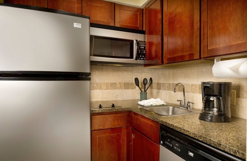 Linthicum Heights Condo | Free Breakfast. Outdoor Pool. Near BWI Airport. | Staybridge King Suite