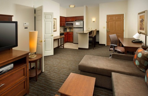 Linthicum Heights Condo | Free Breakfast. Outdoor Pool. Near BWI Airport. | Staybridge King Suite