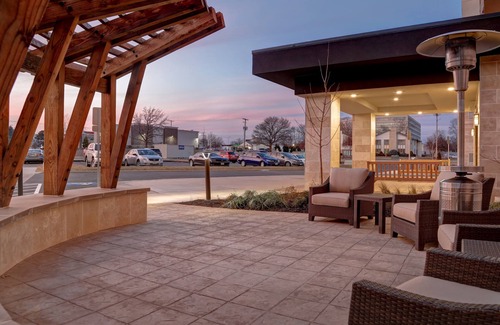 Overland Park Apartment | Free Breakfast. Pool. Shared BBQ. Gym. Close to Overland Park Convention Center!