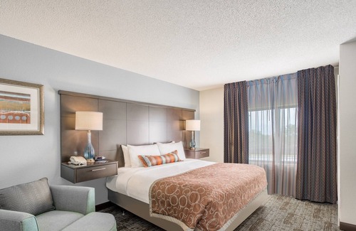 Christiana Condo | Free Breakfast. Pool. 10 Min Drive to the University of Delaware!