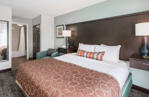Christiana Condo | Free Breakfast. Pool. 10 Min Drive to the University of Delaware!