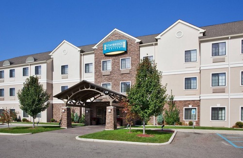 Kalamazoo Condo | Free Breakfast. Pool Access. Minutes from Western Michigan University!