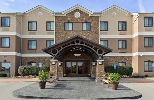 O'Fallon Condo | Free Breakfast. Pool & Gym. Near Progress West Hospital!