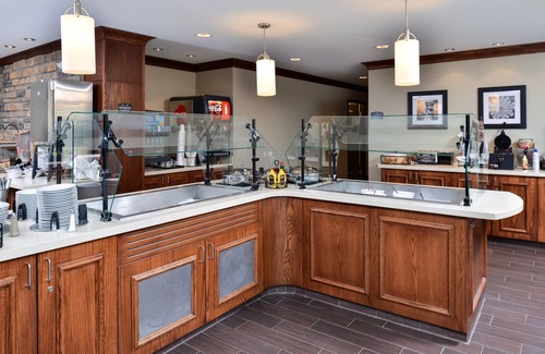 Rochester Apartment | Free Breakfast. Pool & Hot Tub. Close to Mayo Clinic! Great for Business Travelers!
