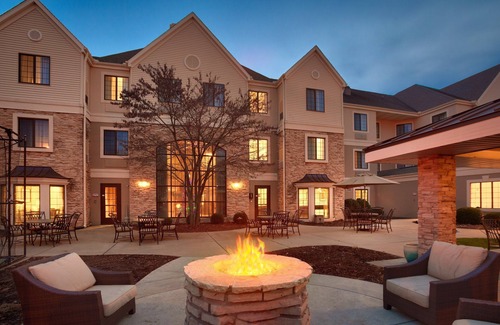 Peoria Condo | Free Breakfast. Pool & Hot Tub. Near St. Francis Medical Center!