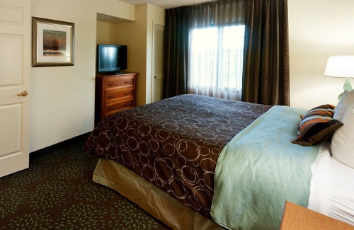 Maple Grove Condo | Free Breakfast. Pool & Hot Tub. Gym. Near Albertville Premium Outlets!