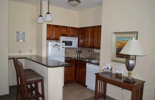 Oconomowoc Condo | Free Breakfast, Pool, Hot Tub, Gym. Great Suite!
