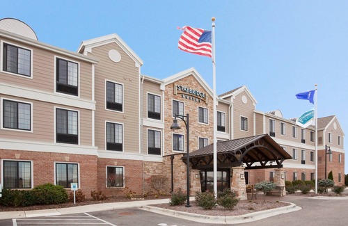 Oconomowoc Condo | Free Breakfast, Pool, Hot Tub, Gym. Great Suite!