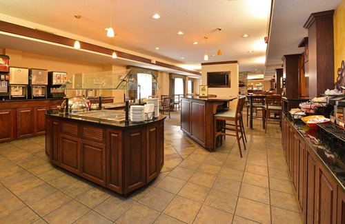 West Des Moines Condo | Free Breakfast, Free Wi-Fi | Indoor Pool, Hot Tub, Business Center