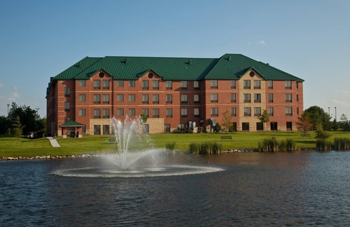 West Des Moines Apartment | Free Breakfast, Indoor Pool, Hot Tub | King Studio