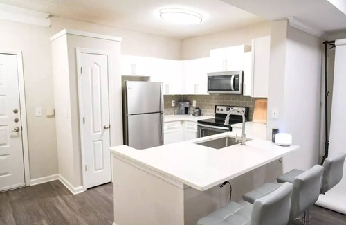 Peachtree Heights West Apartment | Free Early Check-in. 5 Minutes From Lenox Mall. 2 Balconies!n