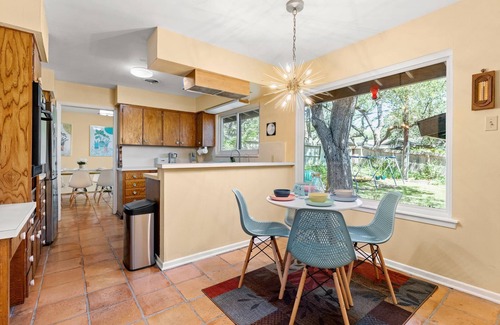 North San Antonio - SAT House | Free Fun Daily Ticket to Attractions, Spacious Mid-Century, Green Space, Sprawling Oaks, Playscape
