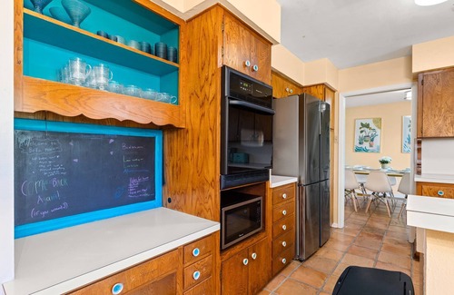 North San Antonio - SAT House | Free Fun Daily Ticket to Attractions, Spacious Mid-Century, Green Space, Sprawling Oaks, Playscape