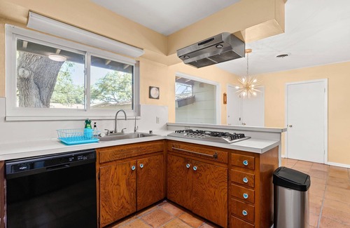 North San Antonio - SAT House | Free Fun Daily Ticket to Attractions, Spacious Mid-Century, Green Space, Sprawling Oaks, Playscape