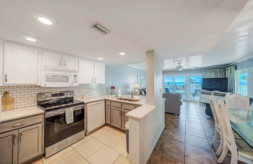 Holiday Beach Condo | FREE Golf! Mariner West 101 Corner Unit, Walk-in Shower, Heated Pool, Grills!