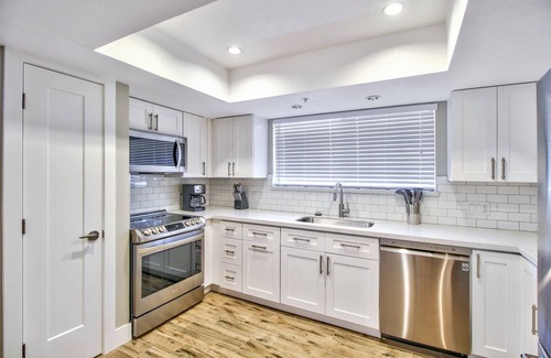 South Scottsdale Condo | FREE GOLF! Pet Friendly, Upgraded, Heated Pool/Spa Minutes to Giants stadium & Old Town Scottsdale!