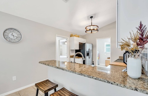Whitfield House | Free Heated Pool, Baby Gear, Shuffleboard, EV charger, Near beach, UTC mall, SRQ