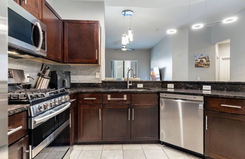 Tempe Apartment | Free Heated Pool + Gym in Tempe Town Lake