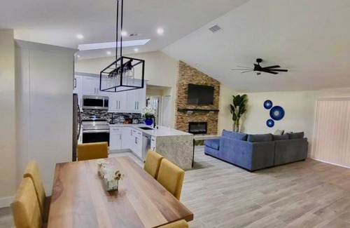 Palma Sola House | FREE HEATED POOL. THE BLUE HOUSE