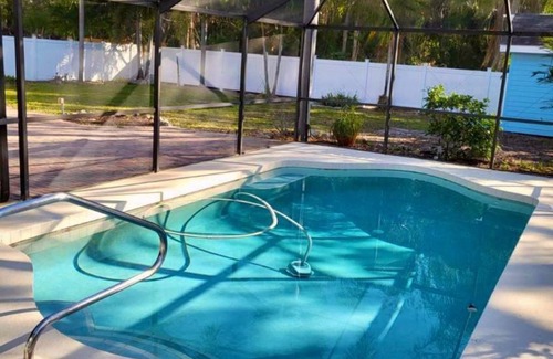 Palma Sola House | FREE HEATED POOL. THE BLUE HOUSE
