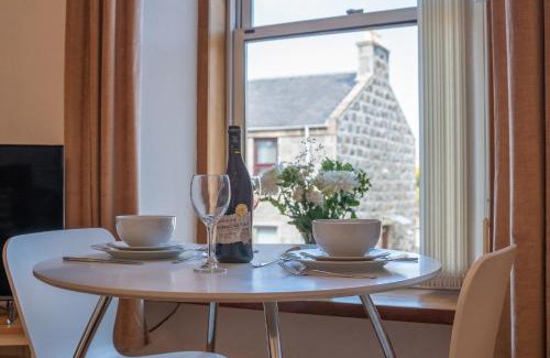 Aberdeen West End Apartment | Free Parking, 1 Bed Apt, Half Mile to Union Street yet Quiet, Fast WIFI, Ideal for Long Term Contractor, etc Stays, Fully Equipped Kitchen, Regular Housekeeping Option - See Our Dwellcome Home Ltd Site for Assurance