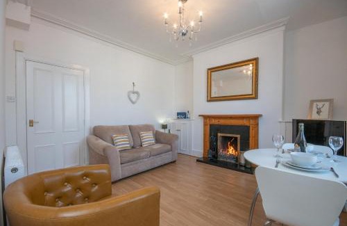 Aberdeen West End Apartment | Free Parking, 1 Bed Apt, Half Mile to Union Street yet Quiet, Fast WIFI, Ideal for Long Term Contractor, etc Stays, Fully Equipped Kitchen, Regular Housekeeping Option - See Our Dwellcome Home Ltd Site for Assurance